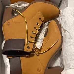 Timberland Men's Brown Leather Boots with Yellow Laces